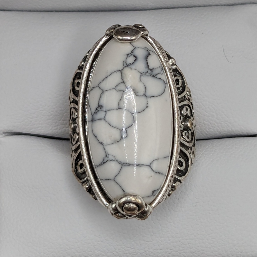 🔻 PRICE DROP 🔻Howlite and Silver Tone Ring with Floral Details, Size 7